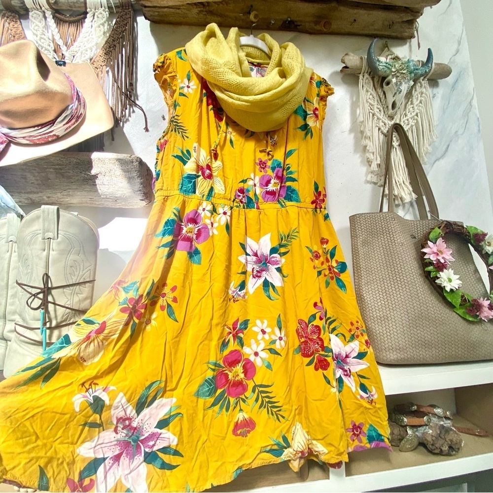 Vibrant floral Boho dress w resort vacay beach vibe - Picture 3 of 12